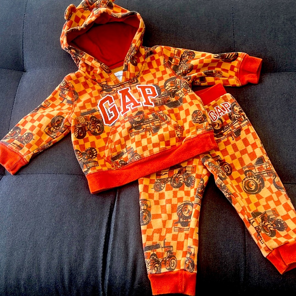 Adorable GAP monster truck sweatsuit 12-18 month
